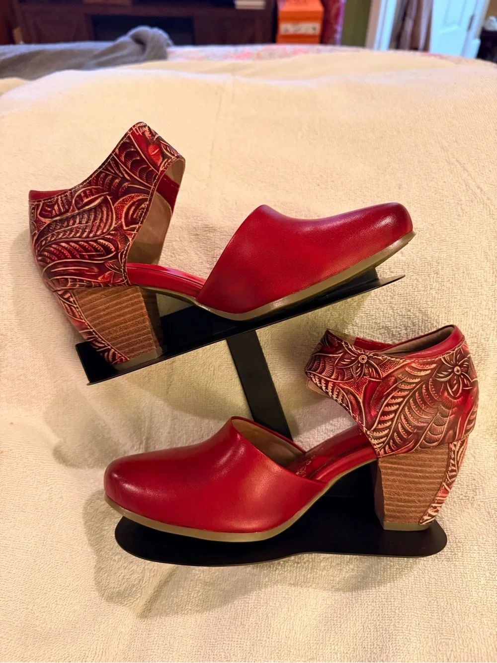 L'ARTISTE by Spring Step Women's Red Leather Ankle Strap Pumps